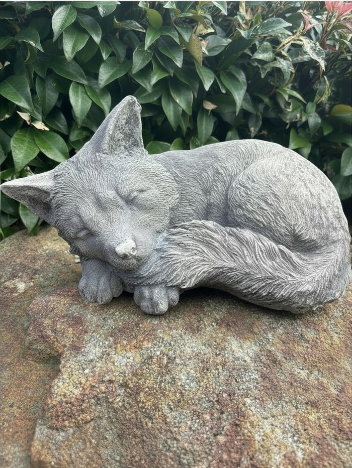 22nice4me Garden Statues handcrafted grey concrete sleeping fox ornament resting on a natural stone surface