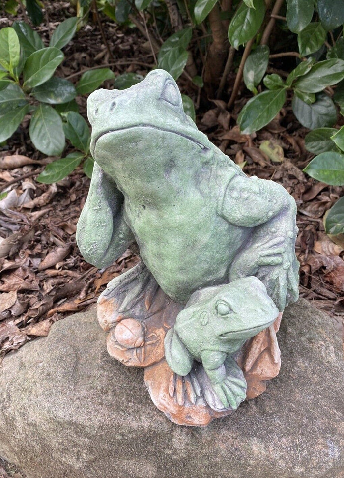22nice4me Garden Statues hand-painted concrete frog and baby statue resting on a rock in a garden setting