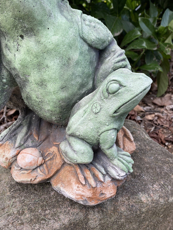 22nice4me Garden Statues concrete frog and baby statue with hand-painted green finish on a rock base
