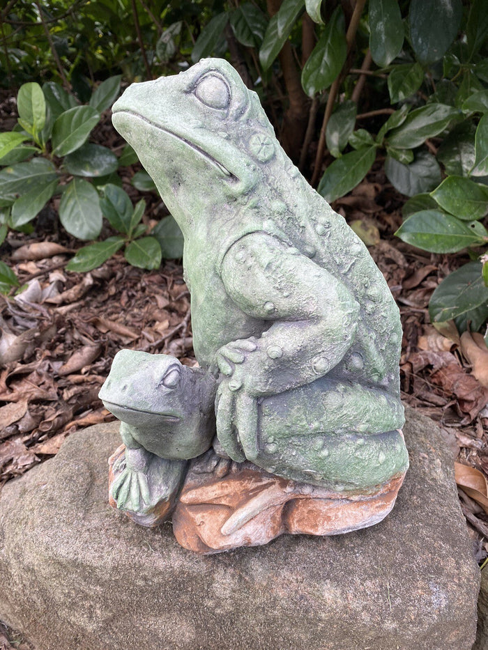 22nice4me Garden Statues hand-painted concrete frog and baby statue sitting on a rock in a garden setting