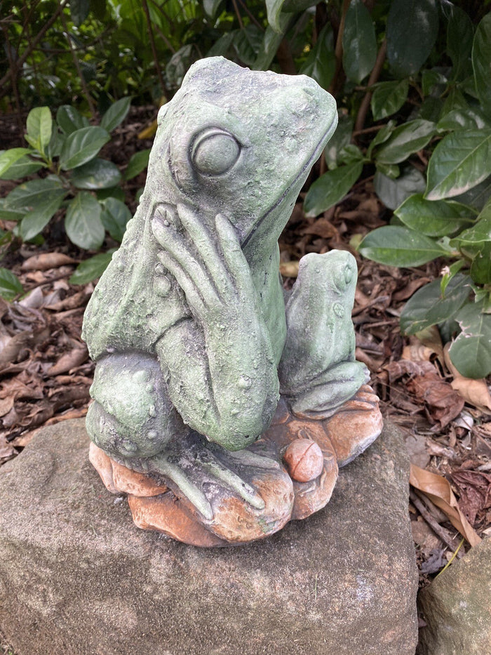 22nice4me Garden Statues hand-painted concrete frog and baby statue resting on a rock bed in a garden setting
