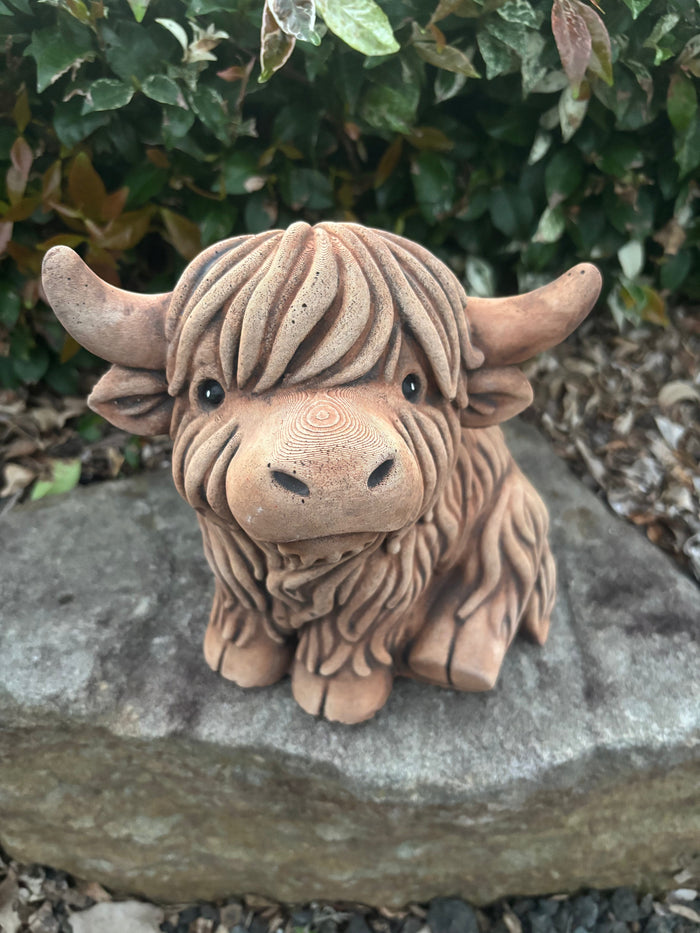 22nice4me Garden Statues rustic concrete Highland cow figurine with shaggy texture sitting on a stone in a garden