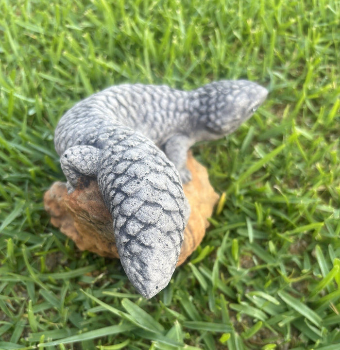 22nice4me Garden Statues realistic concrete Shingleback lizard ornament with textured scales on a green grass lawn