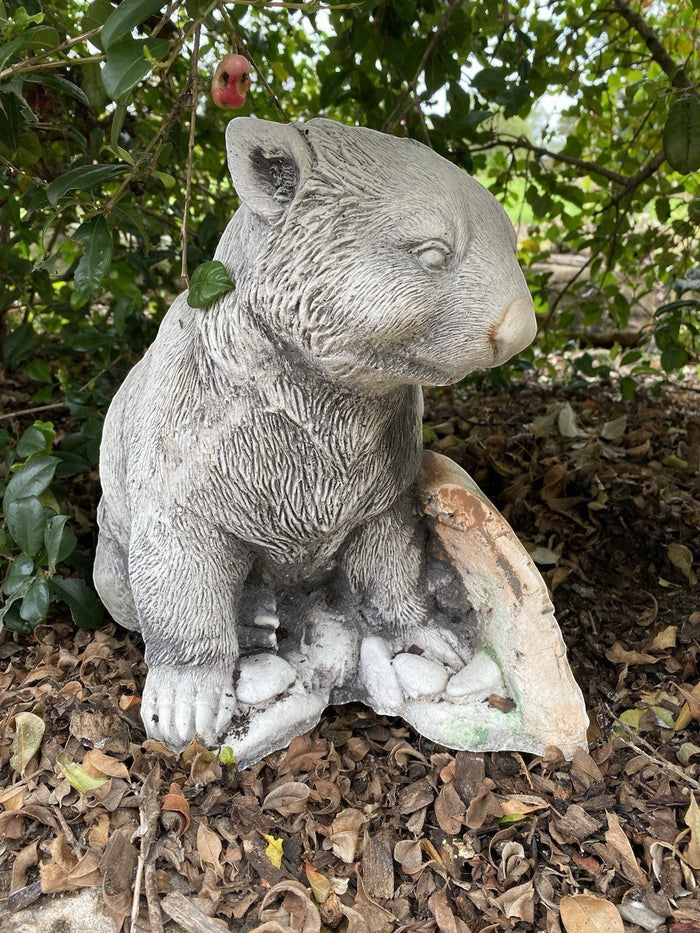 22nice4me Garden Statues concrete wombat figurine scratching next to a log, hand-painted outdoor garden ornament