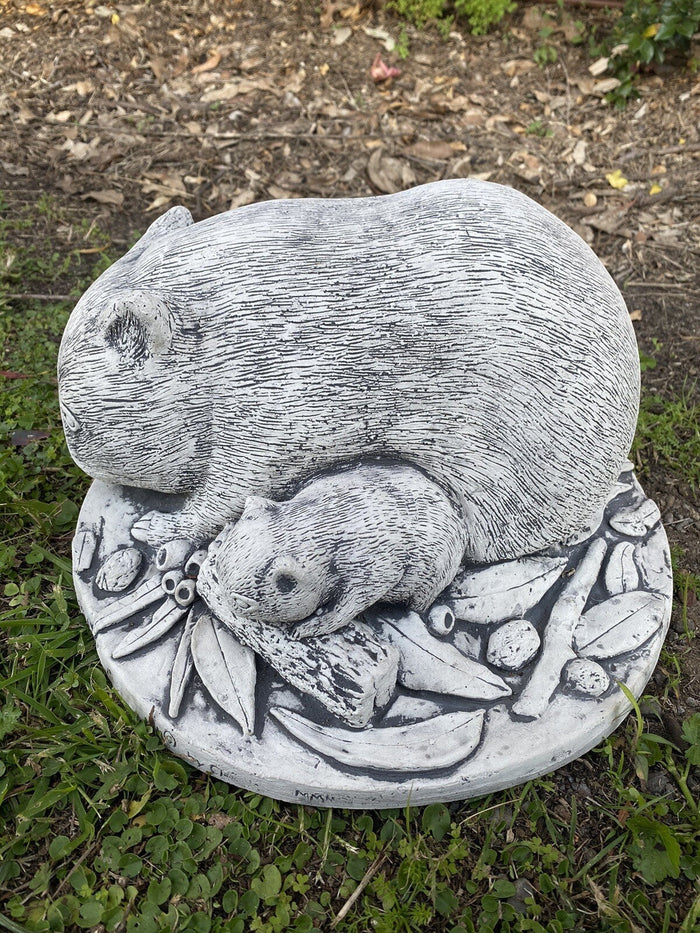 22nice4me Garden Statues concrete wombat and baby sculpture with textured fur detail on a leaf-patterned base