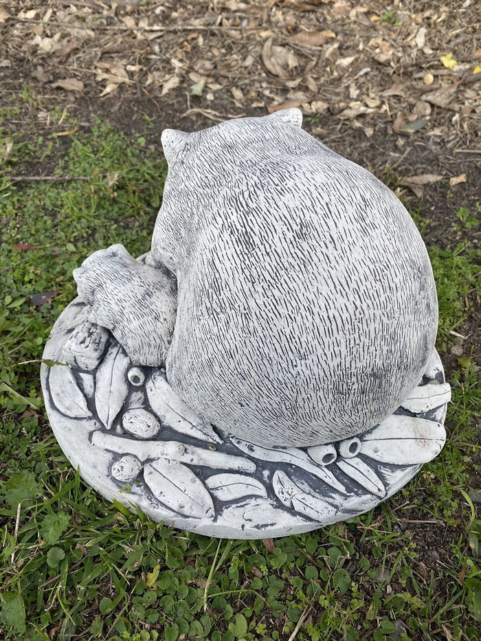 22nice4me Garden Statues concrete wombat and baby sculpture on a leaf-textured base in a garden setting