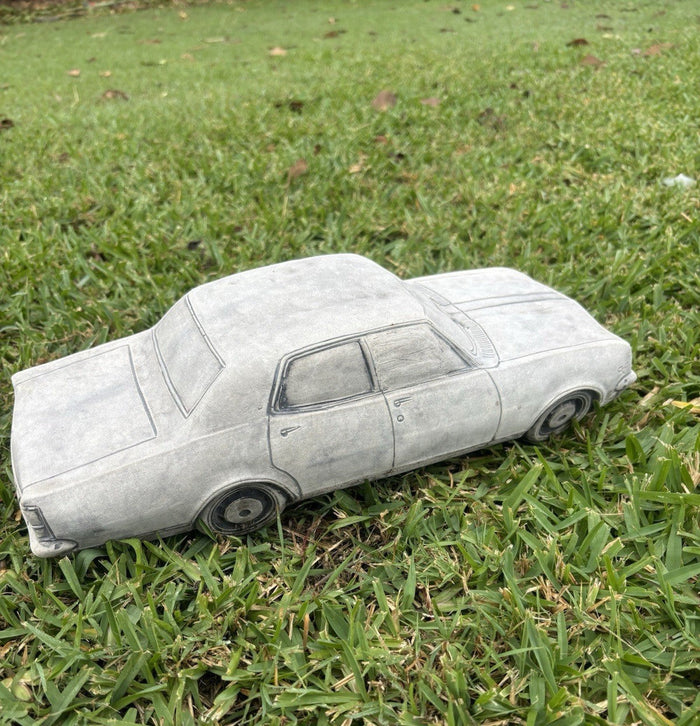 22nice4me Garden Statues HK Brougham concrete car ornament featuring detailed vintage styling on a grassy lawn