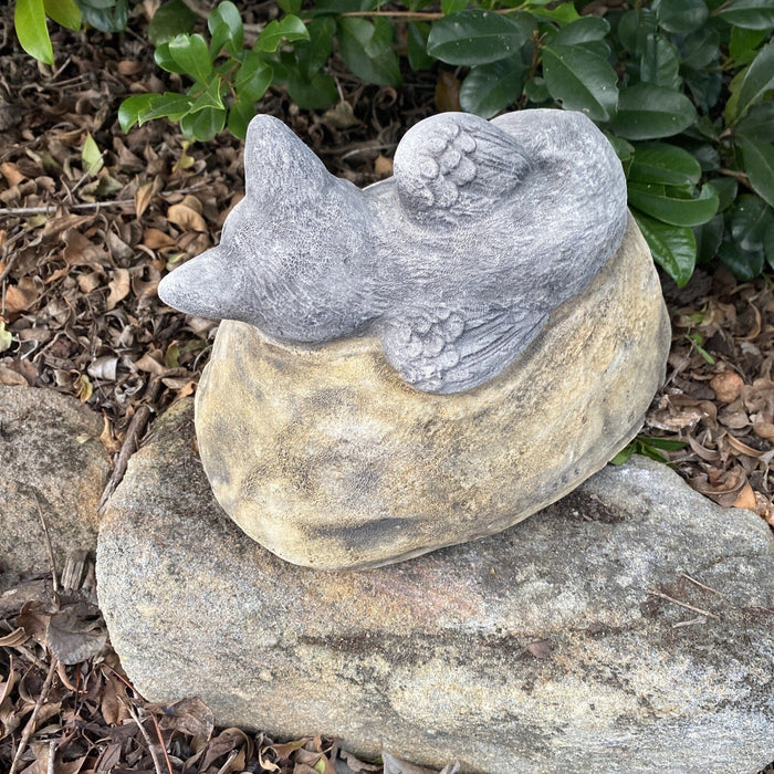 22nice4me Garden Statues hand-painted concrete cat memorial ornament with wings resting on a rock