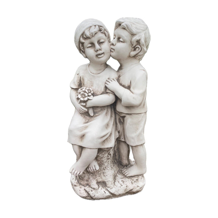 22nice4me Garden Statues antique white fibre clay sculpture of two children kissing with a small bouquet of flowers