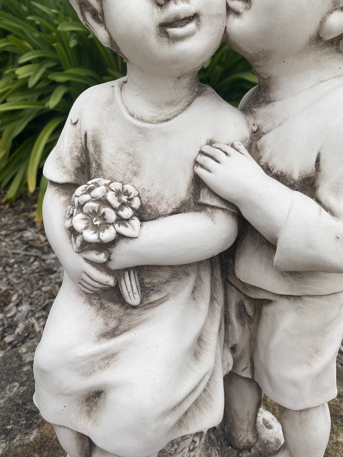 22nice4me Garden Statues antique white fibre clay sculpture of two children kissing with a bouquet of flowers