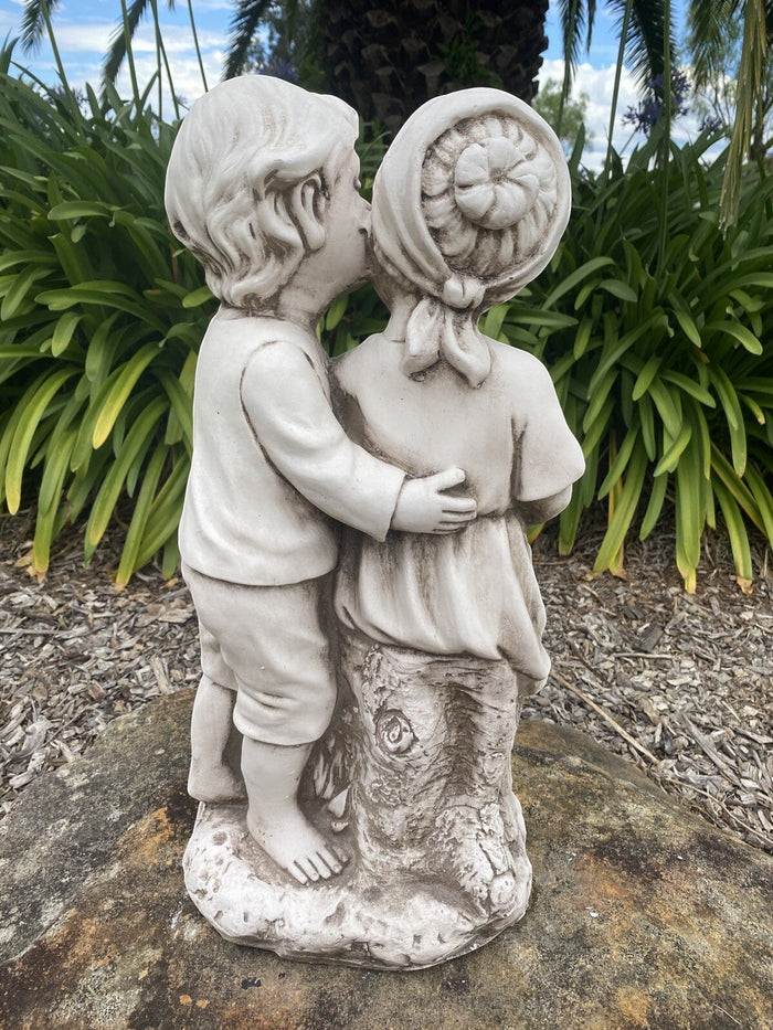 22nice4me Garden Statues antique white fibre clay sculpture of two children kissing in a garden setting