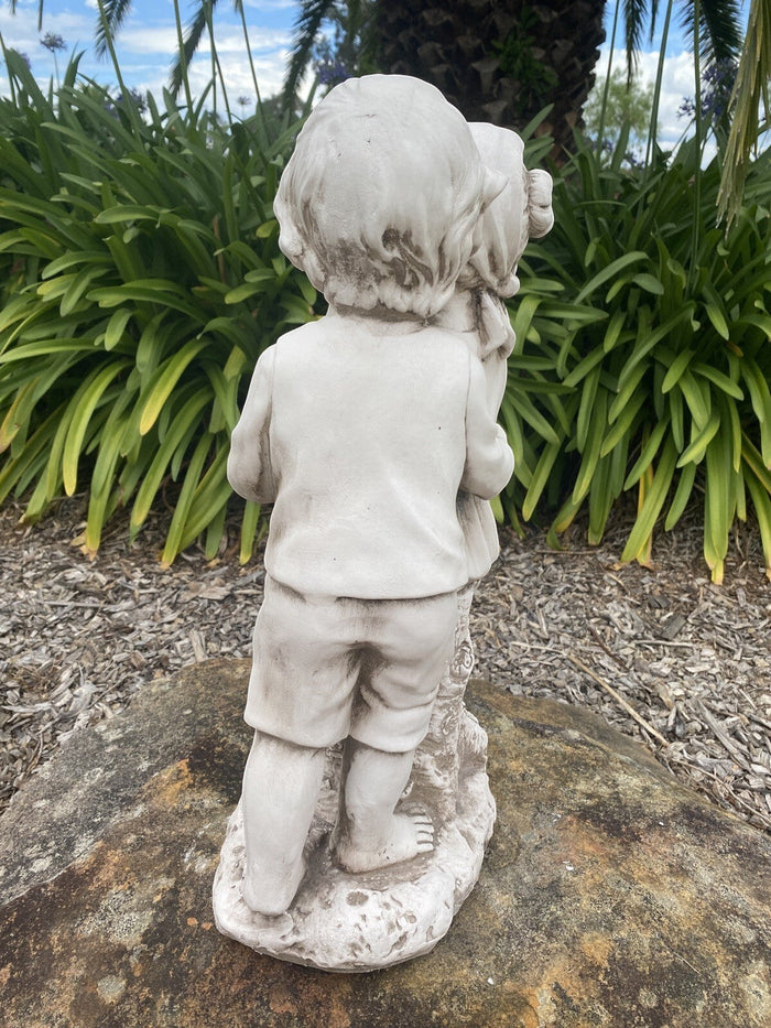 22nice4me Garden Statues antique white fibre clay sculpture of children kissing, back view in a garden setting
