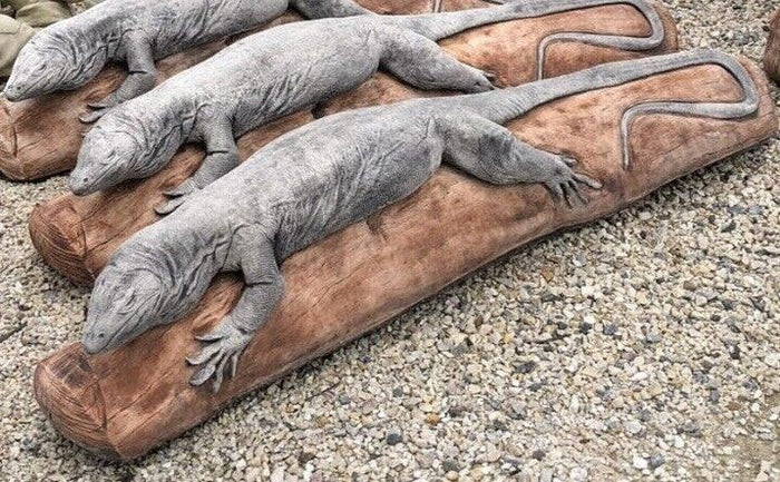 22nice4me Garden Statues hand-painted concrete goanna lizard basking on a log with an antique finish