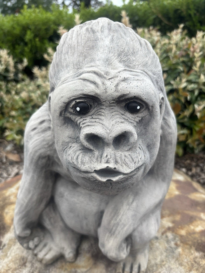 22nice4me Garden Statues female gorilla concrete garden ornament with a hand-painted grey matt finish