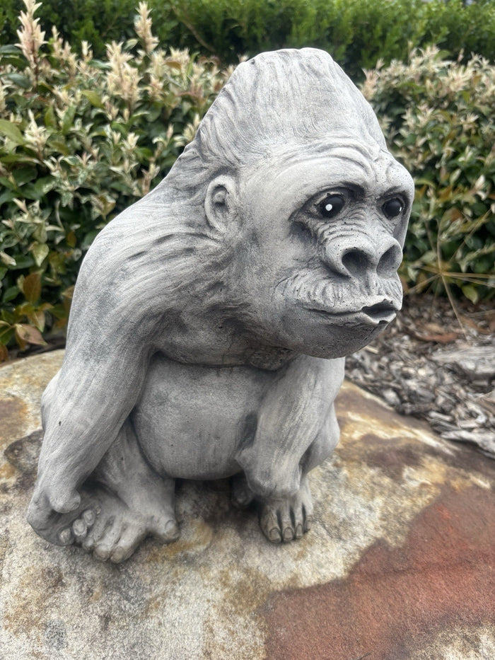 22nice4me Garden Statues female gorilla concrete garden ornament with a hand-painted matt grey finish sitting on a rock