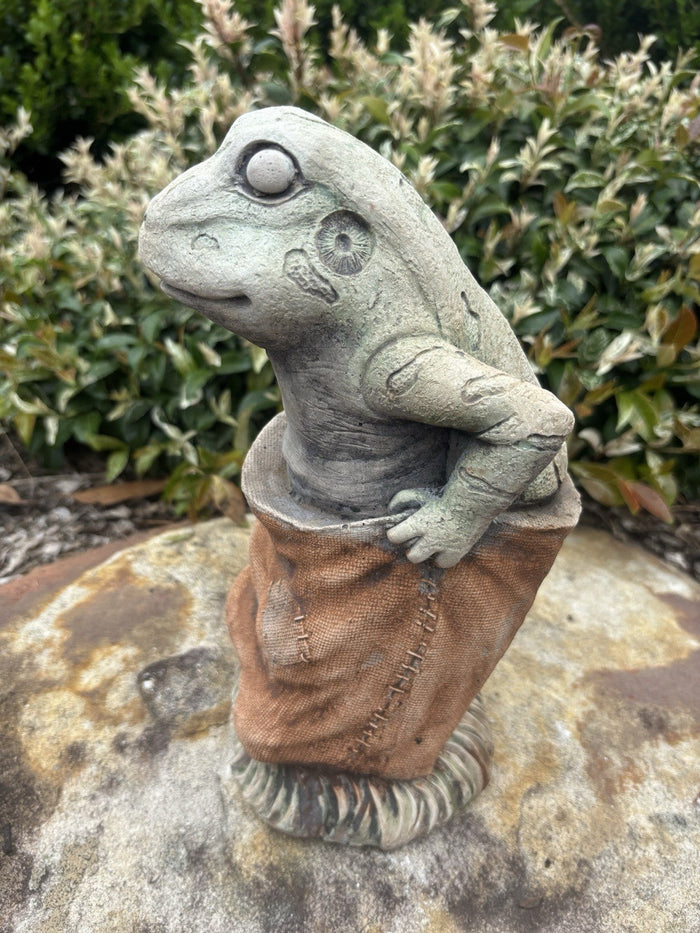 22nice4me Garden Statues hand-painted concrete frog sitting in a burlap potato sack for outdoor garden decor