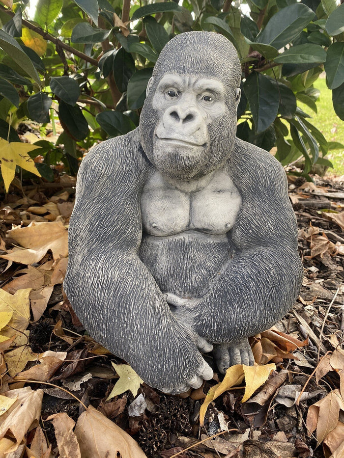 22nice4me Garden Statues gorilla ornament made of hand-painted concrete with a realistic matt finish in a garden