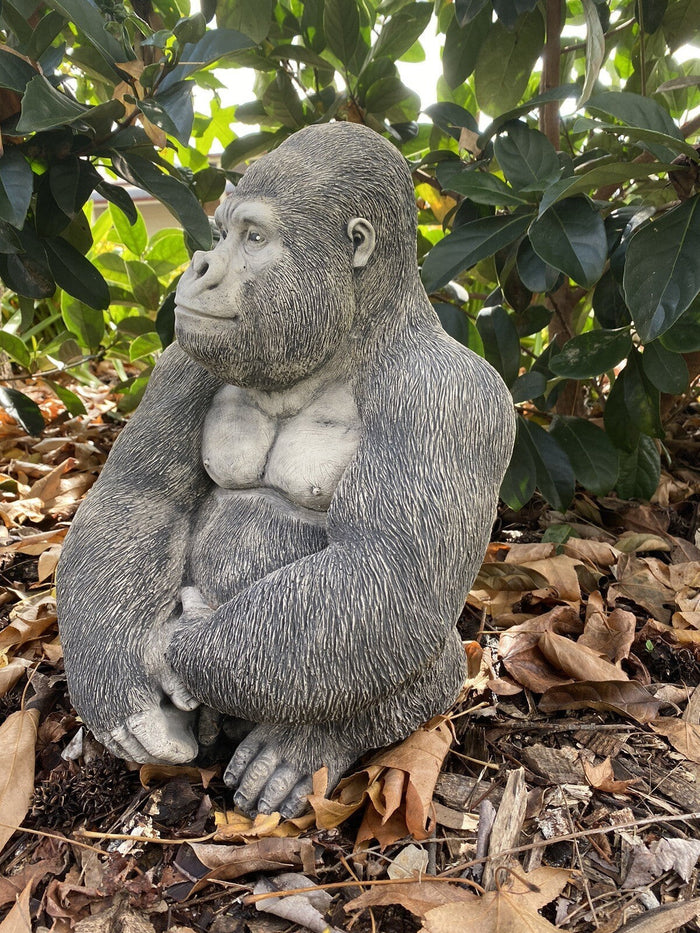 22nice4me Garden Statues gorilla ornament made of hand-painted concrete with a realistic matt finish in a garden