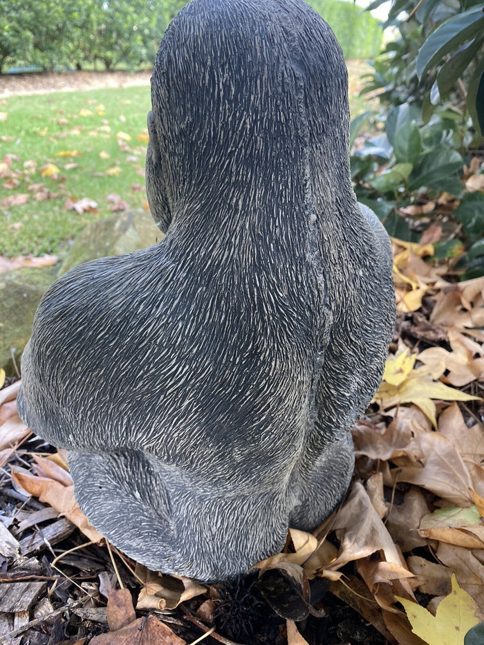22nice4me Garden Statues gorilla ornament made of concrete with a textured matt finish sitting in a garden setting