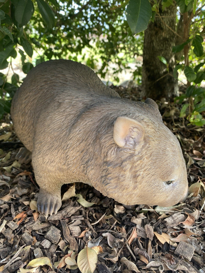 22nice4me Garden Statues life-like standing wombat figurine made of hand-painted resin nestled in garden mulch