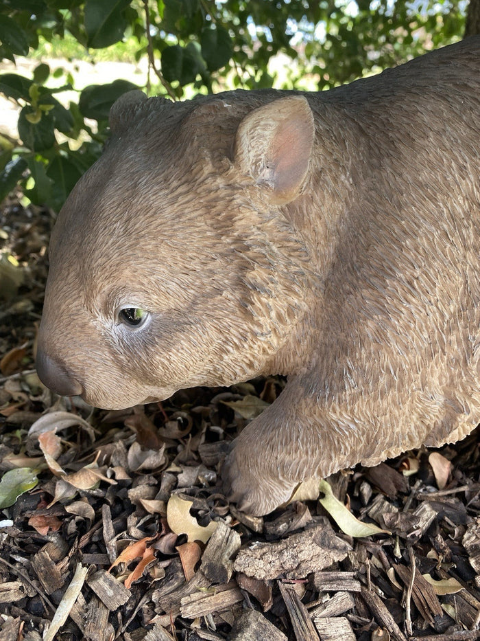 22nice4me Garden Statues life-like brown resin wombat figurine standing in a garden setting