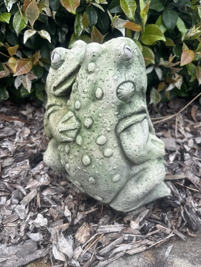 Kissing Frogs Garden Statue Concrete Outdoor Frog Ornament
