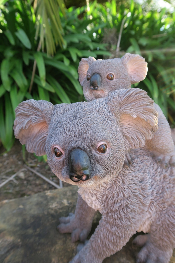 22nice4me Garden Statues resin koala with baby on back, featuring realistic grey fur texture in a garden setting.