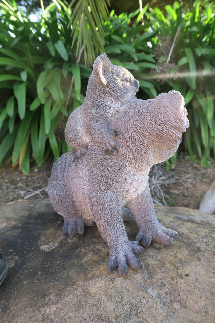 22nice4me Garden Statues resin koala with baby on back, featuring realistic grey fur texture in a garden setting.