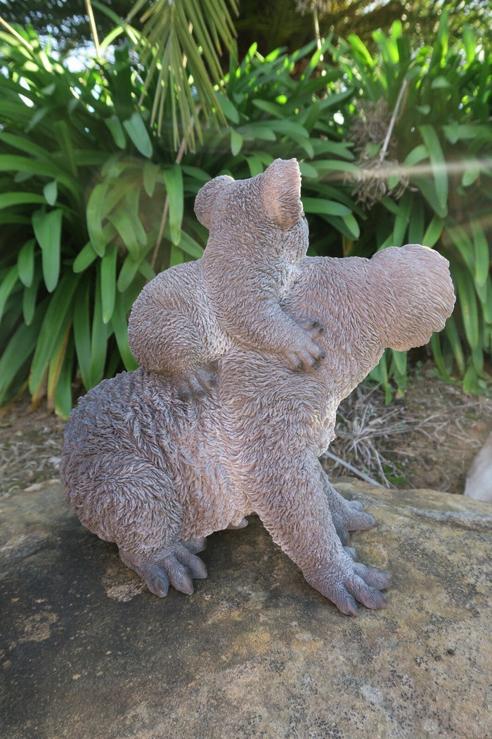 22nice4me Garden Statues resin koala with baby on back, grey weather-resistant outdoor ornament in a garden setting