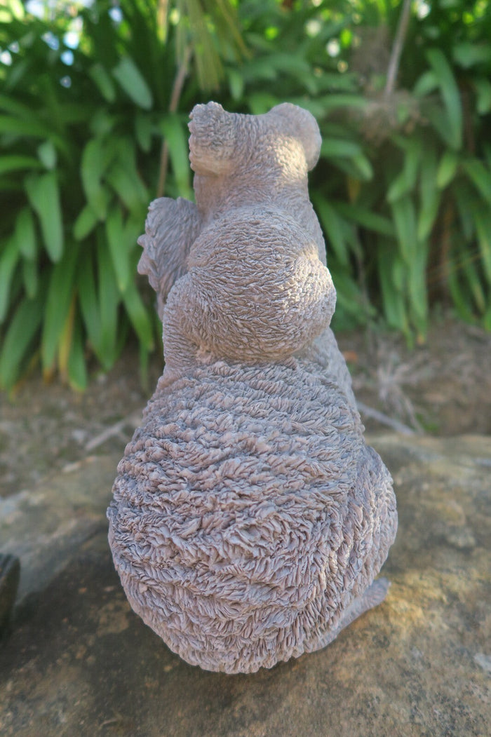 22nice4me Garden Statues grey resin koala with baby on back, showing detailed fur texture in a garden setting
