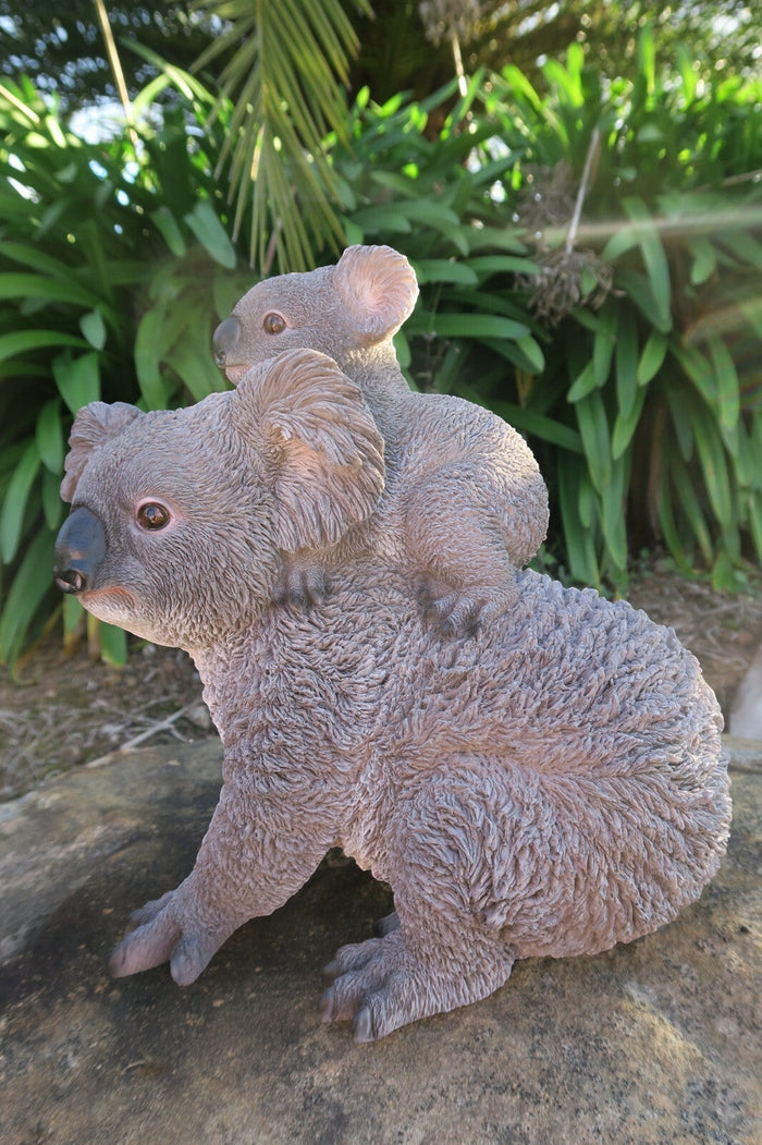 22nice4me Garden Statues resin koala mother and baby ornament with realistic grey fur texture in a garden setting