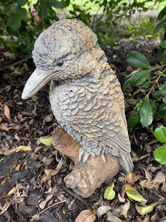 22nice4me Garden Statues hand-painted concrete kookaburra bird ornament perched on a log with a textured matt finish
