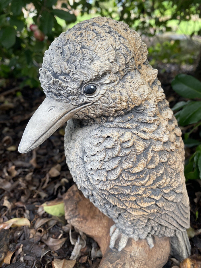 22nice4me Garden Statues concrete kookaburra bird ornament with hand-painted textured feathers on a log