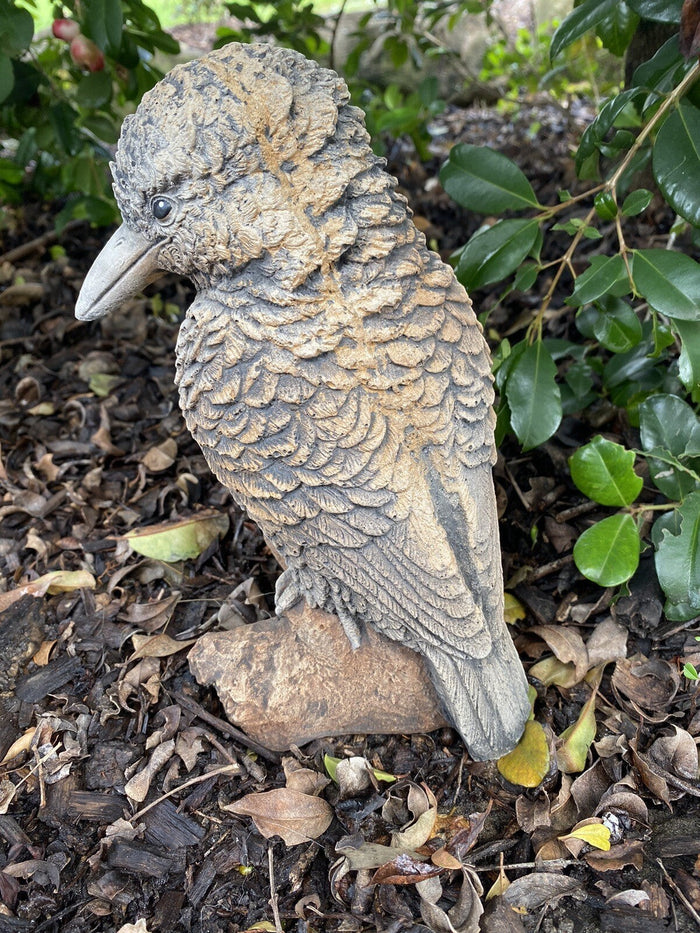 22nice4me Garden Statues hand-painted concrete kookaburra bird ornament perched on a log in a garden setting