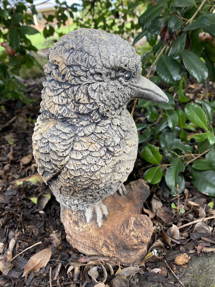 22nice4me Garden Statues hand-painted concrete kookaburra bird ornament perched on a log with a textured matt finish