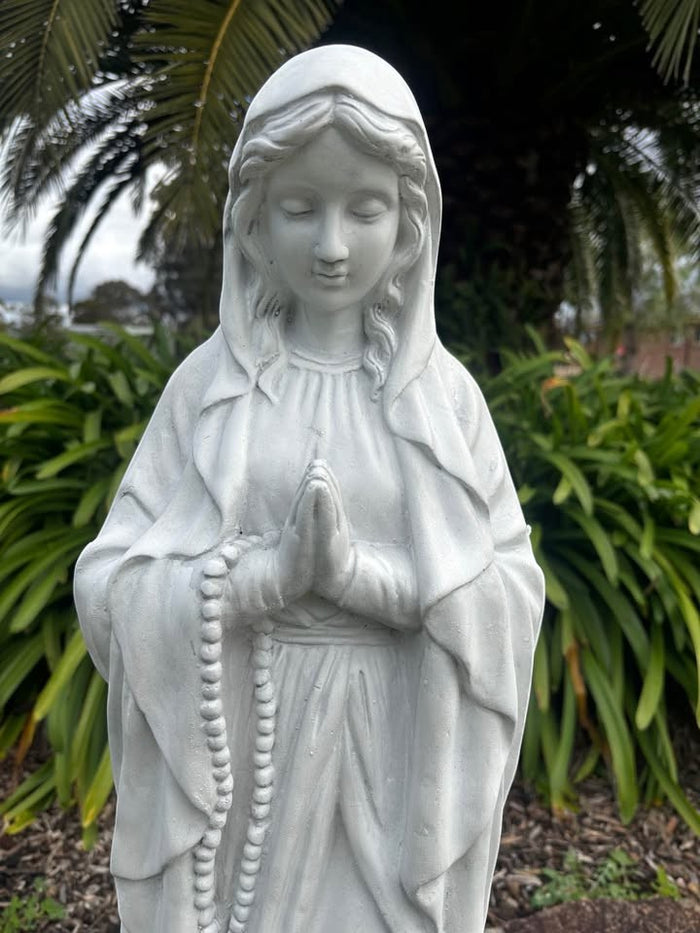 22nice4me Garden Statues resin Virgin Mary statue with hands in prayer and rosary beads in a lush outdoor garden