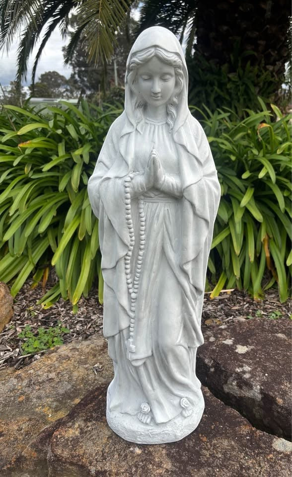 22nice4me Garden Statues resin Blessed Virgin Mary statue with rosary beads, standing in a peaceful outdoor garden.