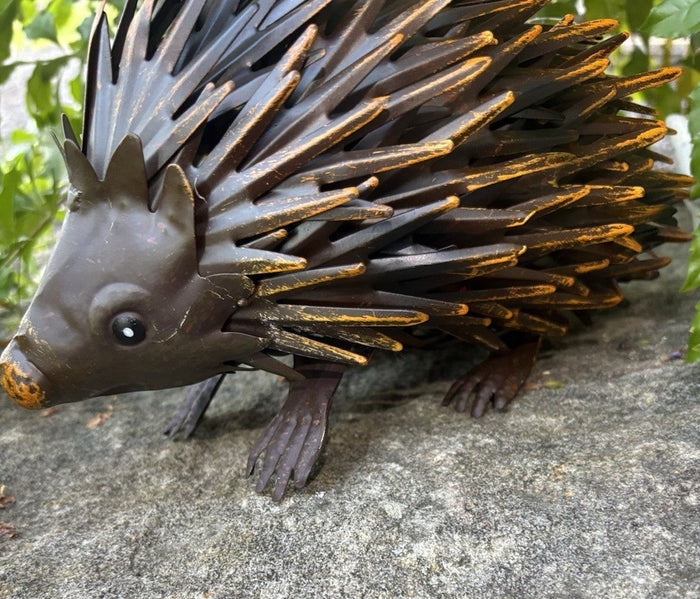 22nice4me Garden Statues handcrafted metal echidna ornament in brown with yellow highlights for outdoor decor