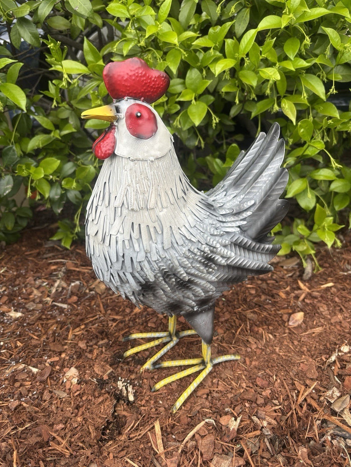 22nice4me Garden Statues metal rooster garden ornament with hand-painted grey feathers and red comb in a garden setting