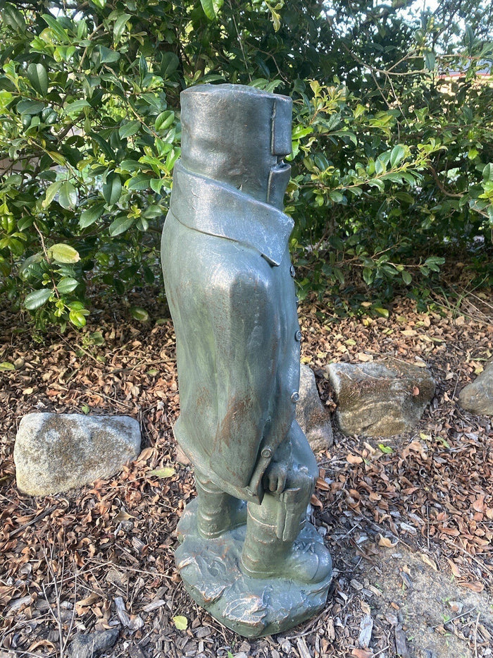 22nice4me Garden Statues 70cm Ned Kelly fiber clay figurine with a rustic hand-painted finish in a garden setting