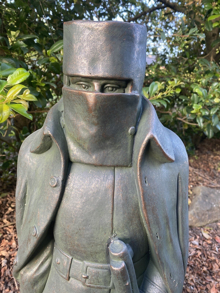 22nice4me Garden Statues 70cm Ned Kelly fiber clay figurine with a rustic hand-painted finish in a garden setting