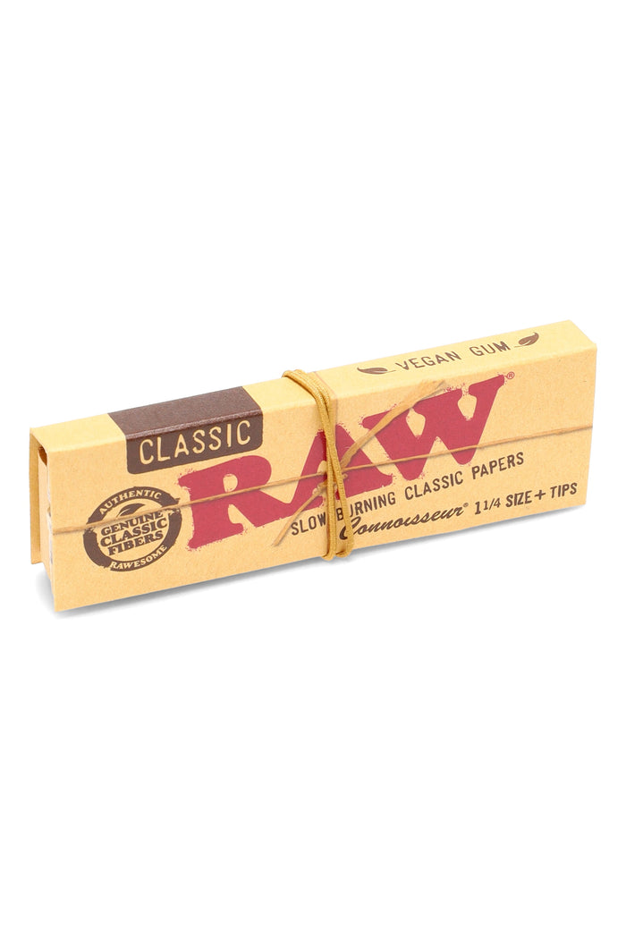 RAW Classic Connoisseur 1¼ rolling papers + tips single booklet, kraft sleeve with vegan gum marking and rubber band closure.