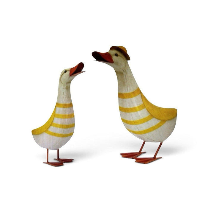 22nice4me Garden Statues set of two handcrafted metal ducks in yellow and white with playful poses for outdoor decor